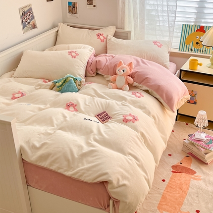 91家纺网 家纺一手货源 找家纺 2024新款牛奶绒毛巾绣花四件套宝宝绒婴儿绒秋冬加厚法莱绒法兰绒珊瑚绒水晶绒三件套 波点猫