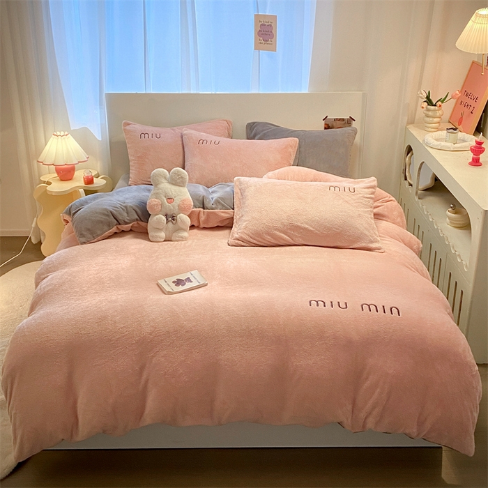 91家纺网 家纺一手货源 找家纺 启程家纺 2024新款A类加厚北极绒拼牛奶绒字母刺绣四件套 北极绒-藕粉+中灰