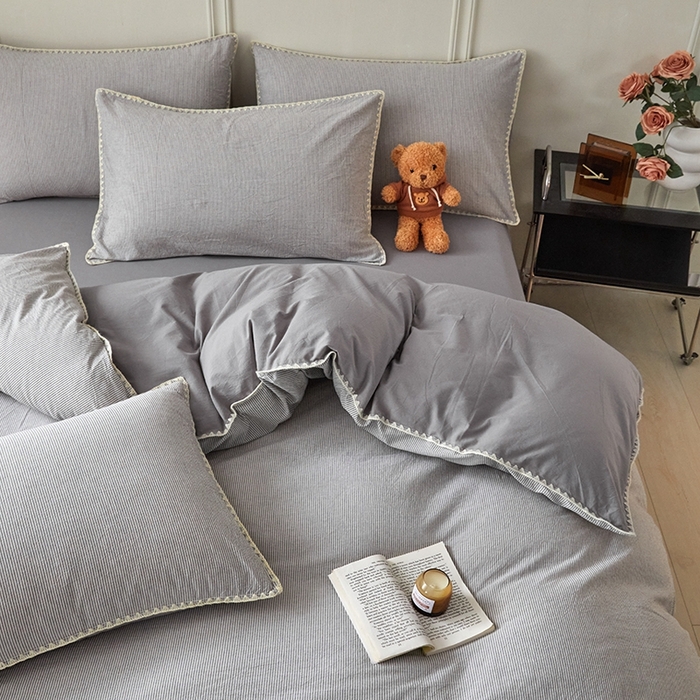 91家纺网 家纺一手货源 找家纺 吉象家纺 2024新款A类全棉色织水洗棉贝壳边三角针四件套    秘境浅灰