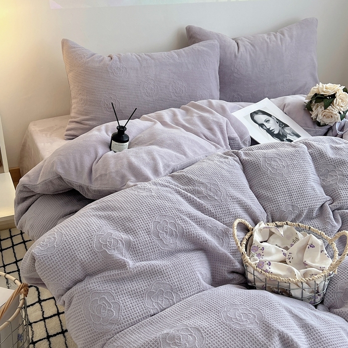 91家纺网 家纺一手货源 找家纺 六巷胡同 2024新款INS博主风山茶花牛奶绒四件套 山茶花-芋泥紫