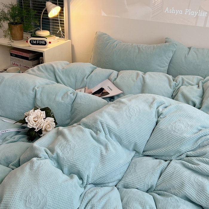 91家纺网 家纺一手货源 找家纺 六巷胡同 2024新款INS博主风山茶花牛奶绒四件套 山茶花-晴水绿