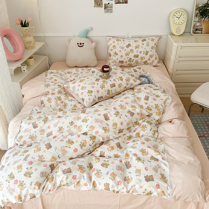 91家纺网 家纺一手货源 找家纺 昔可家纺 2024新款全棉拼接嵌绳款四件套 油画樱桃小熊