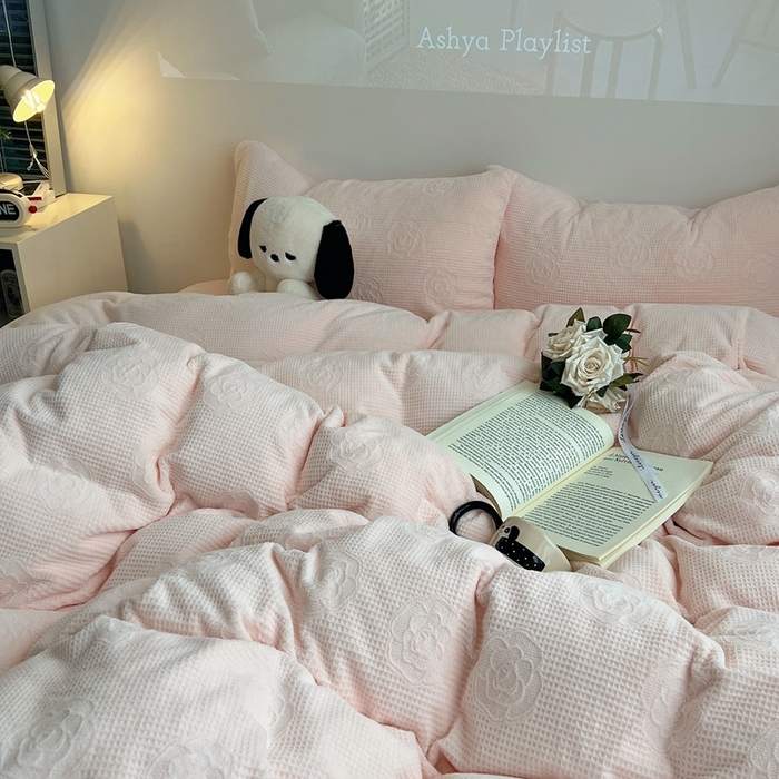 91家纺网 家纺一手货源 找家纺 六巷胡同 2024新款INS博主风山茶花牛奶绒四件套 山茶花-薄樱粉