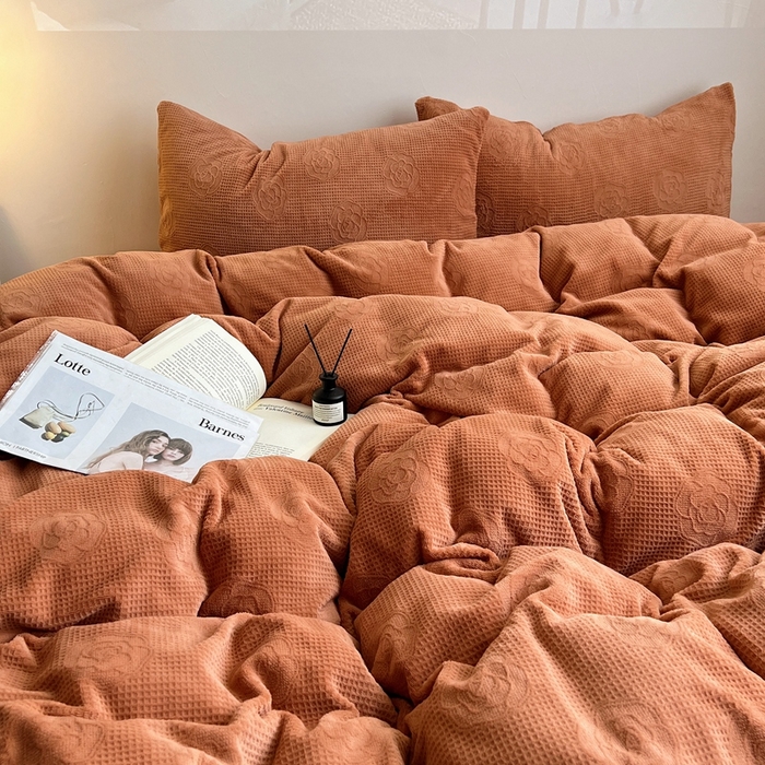 91家纺网 家纺一手货源 找家纺 六巷胡同 2024新款INS博主风山茶花牛奶绒四件套 山茶花-焦糖棕