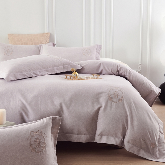 91家纺网 家纺一手货源 找家纺 U品汇 2024新品生态加厚长绒棉纯棉绣花40S全棉磨毛刺绣四件套宽边款 梵诗迪 -紫灰