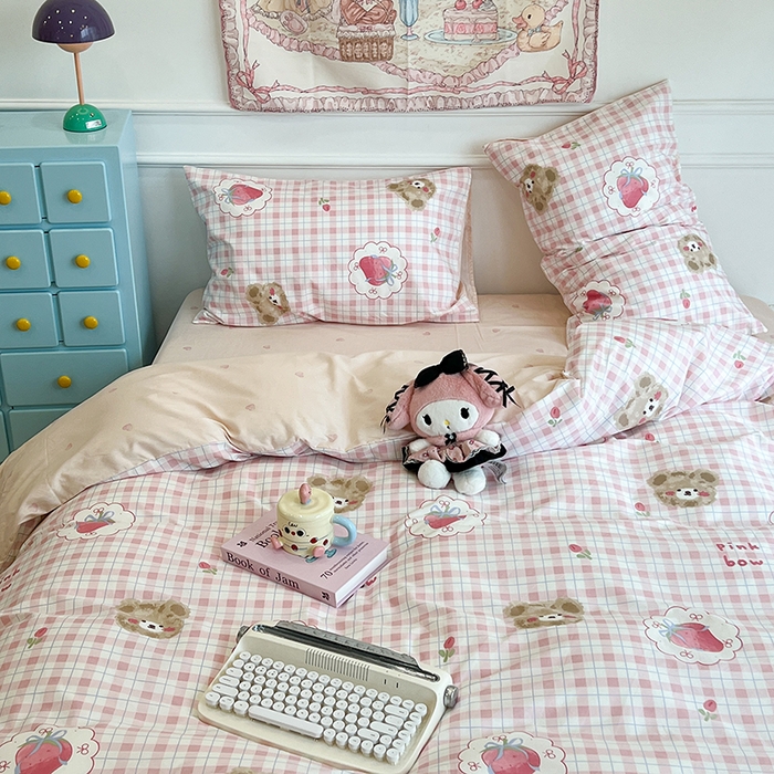 91家纺网 家纺一手货源 找家纺 昔可家纺 2024新款13372全棉亲肤四件套-卡通系列 格子草莓熊