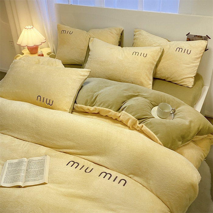 91家纺网 家纺一手货源 找家纺 启程家纺 2024新款A类加厚北极绒拼牛奶绒字母刺绣四件套 北极绒-麦芽黄+浅草绿