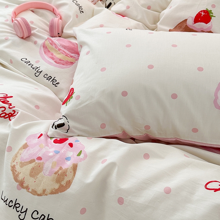 91家纺网 家纺一手货源 找家纺 昔可家纺 2024新款13372全棉亲肤四件套-卡通系列 草莓瑞士卷