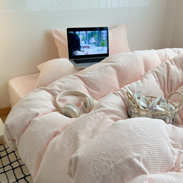 91家纺网 家纺一手货源 找家纺 六巷胡同 2024新款INS博主风山茶花牛奶绒四件套 山茶花-薄樱粉