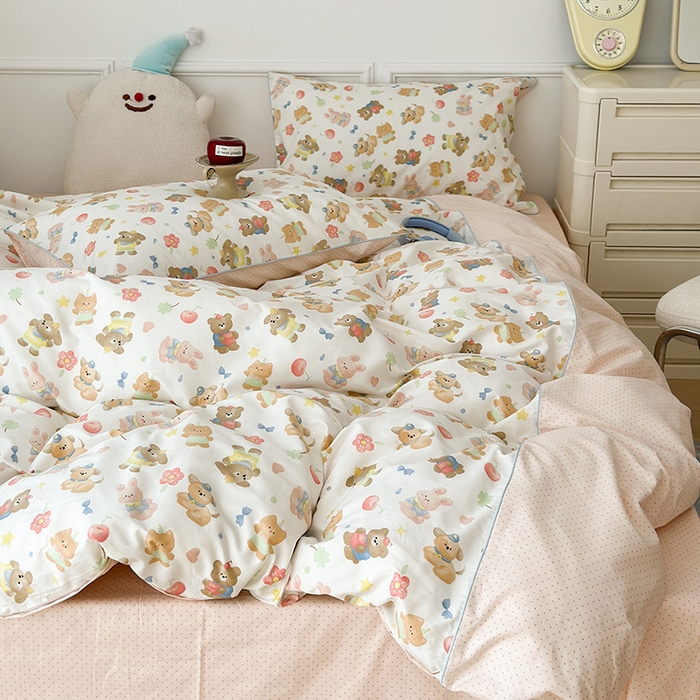 91家纺网 家纺一手货源 找家纺 昔可家纺 2024新款全棉拼接嵌绳款四件套 油画樱桃小熊