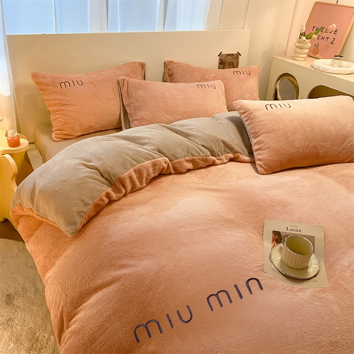 91家纺网 家纺一手货源 找家纺 启程家纺 2024新款A类加厚北极绒拼牛奶绒字母刺绣四件套 北极绒-豆沙+米灰