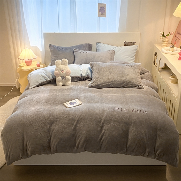 91家纺网 家纺一手货源 找家纺 启程家纺 2024新款A类加厚北极绒拼牛奶绒字母刺绣四件套 北极绒-中灰+天蓝