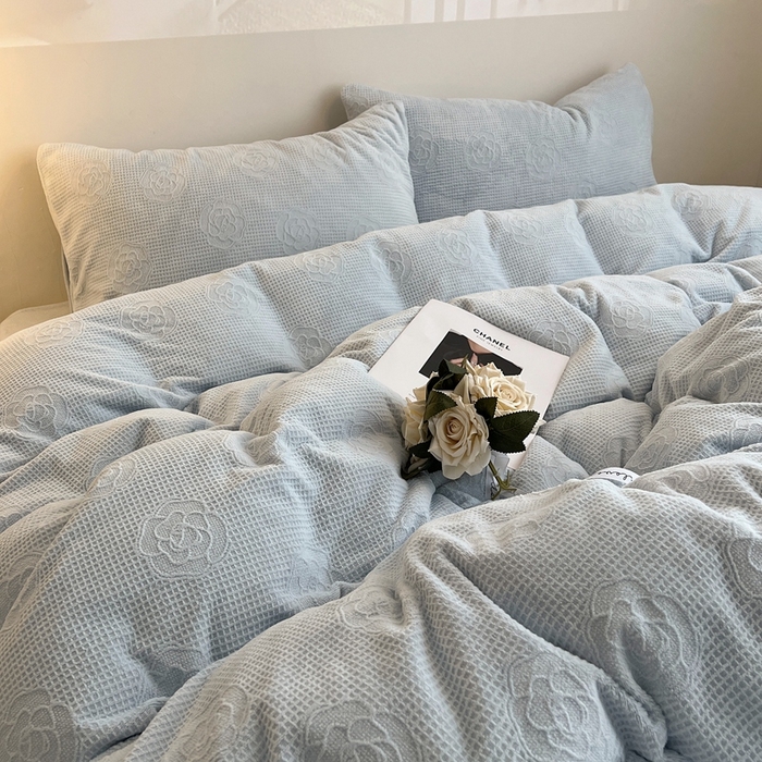 91家纺网 家纺一手货源 找家纺 六巷胡同 2024新款INS博主风山茶花牛奶绒四件套 山茶花-奶油蓝