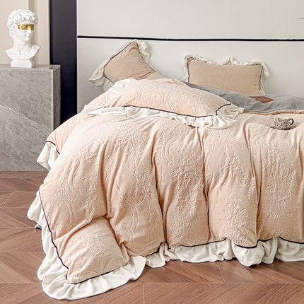 91家纺网 家纺一手货源 找家纺 KA家纺 2025冬季新款雕花牛奶绒洛丽塔系列四件套-场景二 洛丽塔香槟