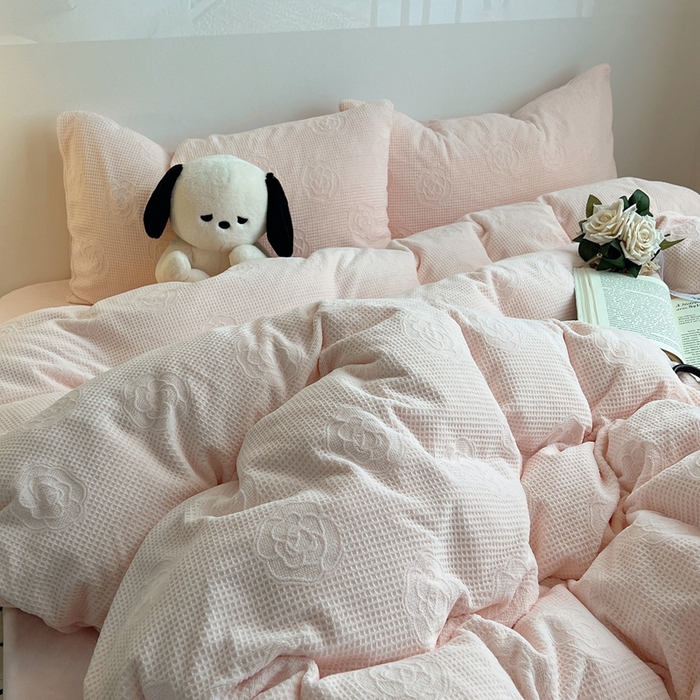 91家纺网 家纺一手货源 找家纺 六巷胡同 2024新款INS博主风山茶花牛奶绒四件套 山茶花-薄樱粉