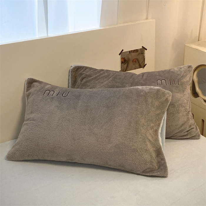 91家纺网 家纺一手货源 找家纺 启程家纺 2024新款A类加厚北极绒拼牛奶绒字母刺绣四件套 北极绒-中灰+天蓝