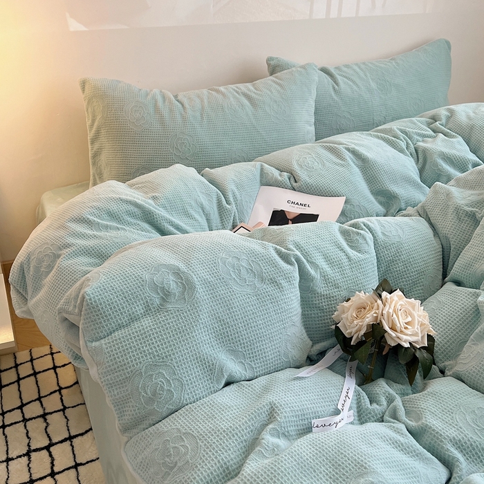 91家纺网 家纺一手货源 找家纺 六巷胡同 2024新款INS博主风山茶花牛奶绒四件套 山茶花-晴水绿