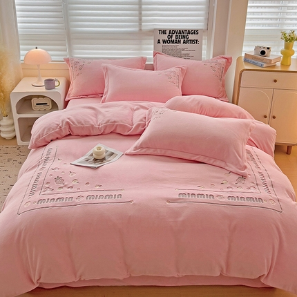 91家纺网 家纺一手货源 找家纺 星尚家纺 2024新款全消光A类牛奶绒四件套-曼妙花园 樱花粉