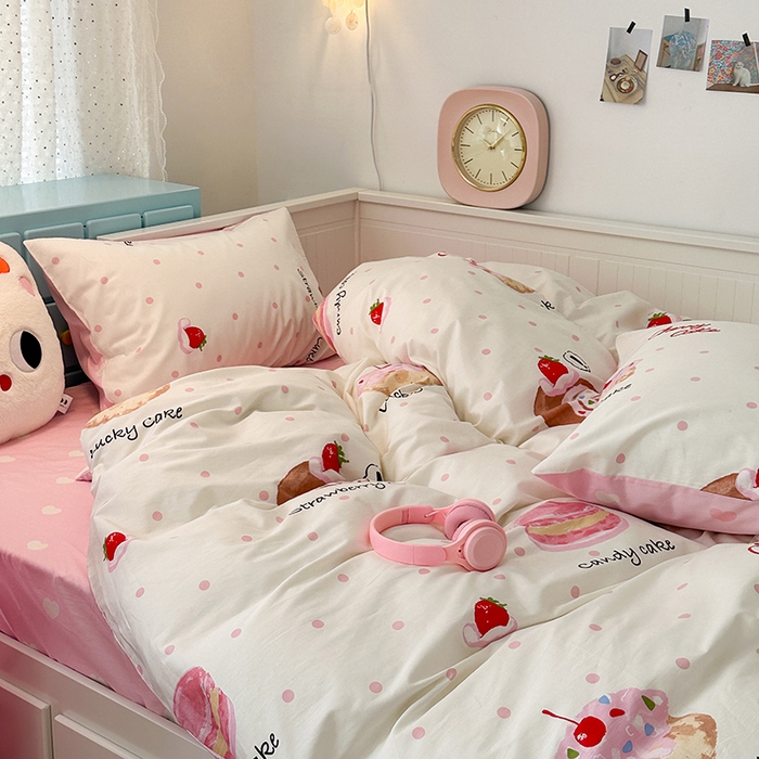 91家纺网 家纺一手货源 找家纺 昔可家纺 2024新款13372全棉亲肤四件套-卡通系列 草莓瑞士卷