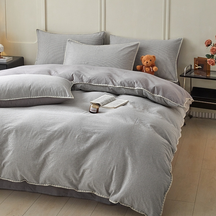 91家纺网 家纺一手货源 找家纺 吉象家纺 2024新款A类全棉色织水洗棉贝壳边三角针四件套    秘境浅灰