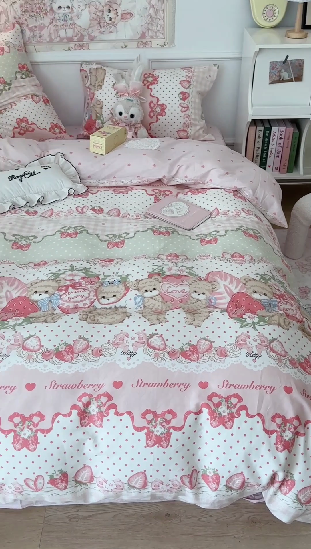 91家纺网 家纺一手货源 找家纺 昔可家纺 2024新款13070全棉四件套系列第二批 草莓洛丽塔熊