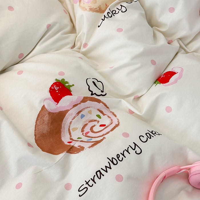 91家纺网 家纺一手货源 找家纺 昔可家纺 2024新款13372全棉亲肤四件套-卡通系列 草莓瑞士卷