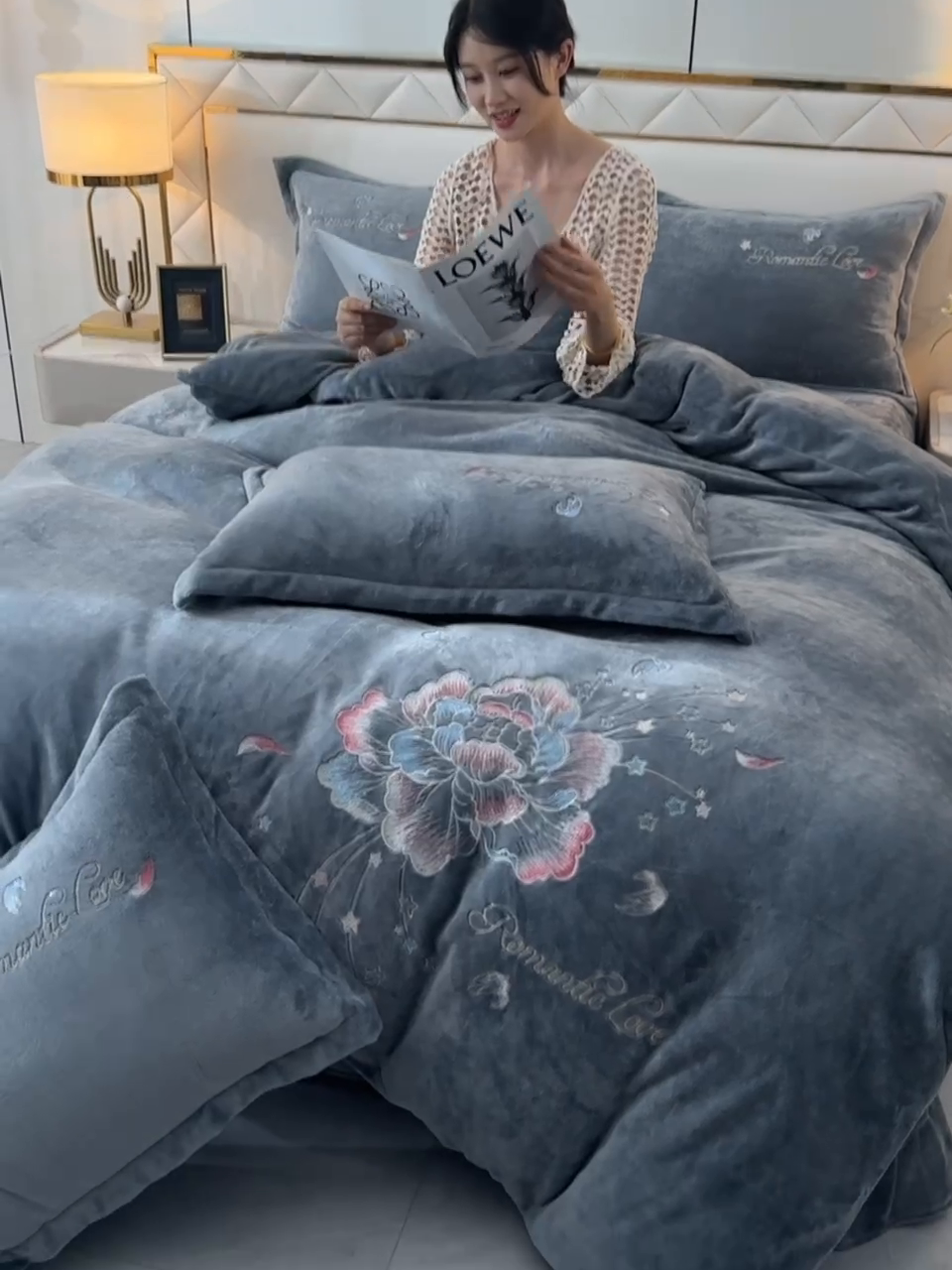 91家纺网 家纺一手货源 找家纺 绒小宣 2025新款高克重牛奶绒刺绣四件套 花开富贵-帝都灰