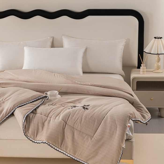 91家纺网 家纺一手货源 找家纺 爱宝被业 2024新款糯糯棉绣花纤维被 奶油咖