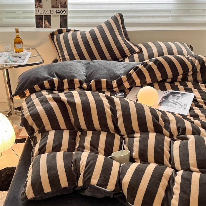 91家纺网 家纺一手货源 找家纺 启程家纺 2024新款无印风A类牛奶绒四件套 条纹-棕灰