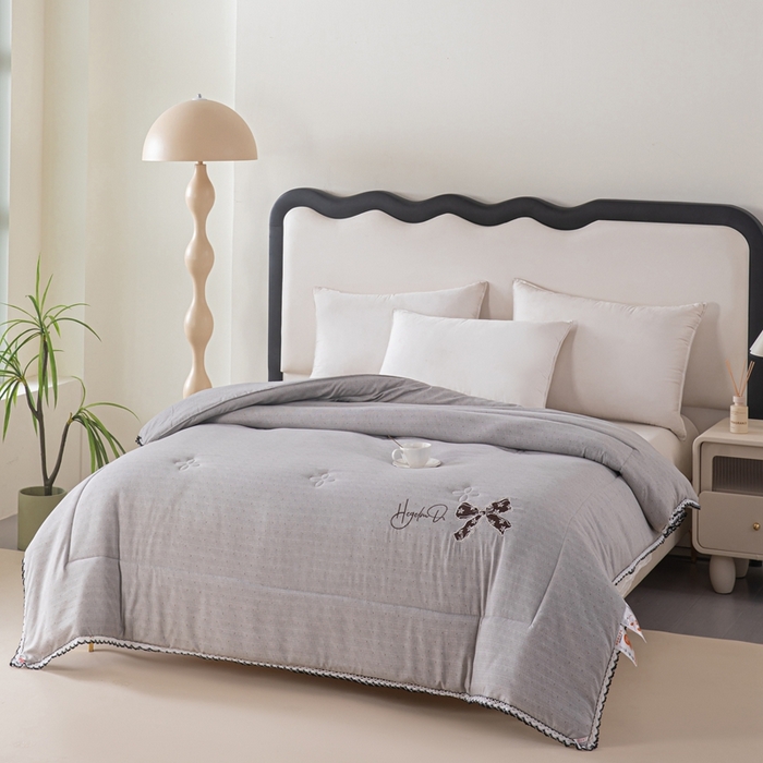 91家纺网 家纺一手货源 找家纺 爱宝被业 2024新款糯糯棉绣花纤维被 绅士灰