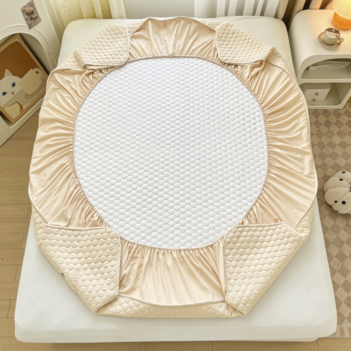 91家纺网 家纺一手货源 找家纺 九亭家纺 2024新款A类大豆刺绣夹棉床笠 蜜罐熊-奶油咖