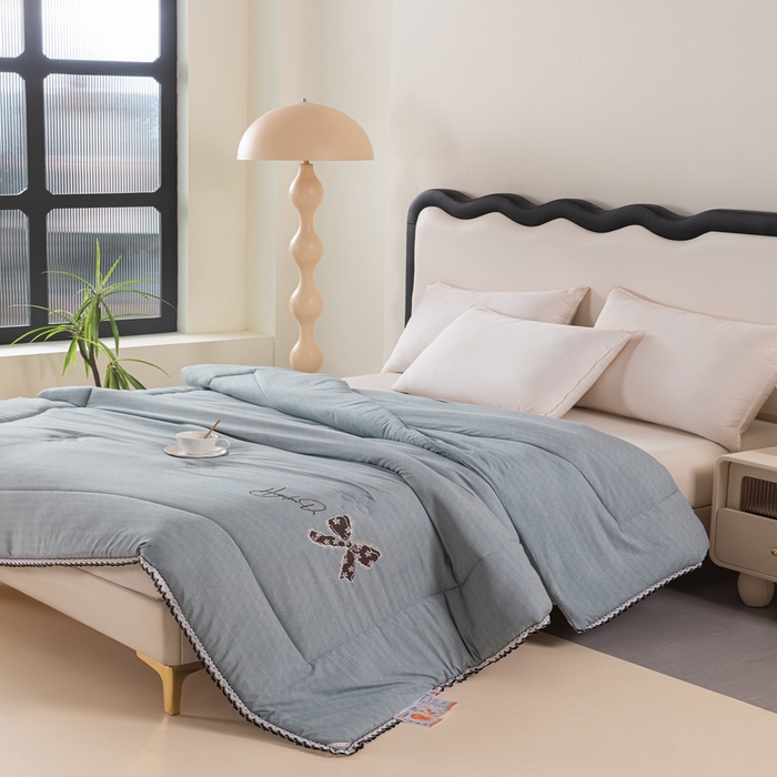 91家纺网 家纺一手货源 找家纺 爱宝被业 2024新款糯糯棉绣花纤维被 浅灰蓝