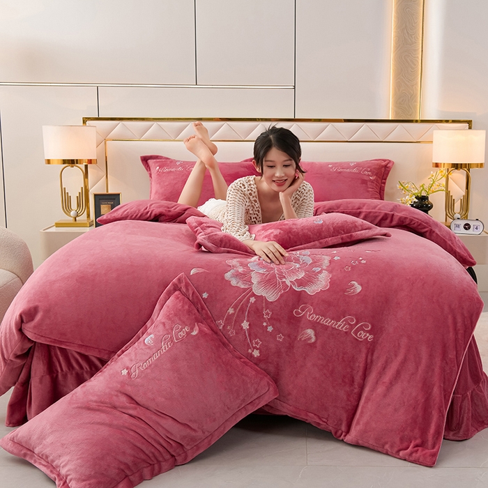 91家纺网 家纺一手货源 找家纺 绒小宣 2025新款高克重牛奶绒刺绣四件套 花开富贵-豆沙色