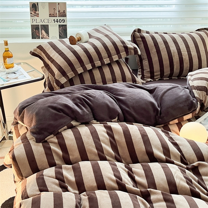 91家纺网 家纺一手货源 找家纺 启程家纺 2024新款无印风A类牛奶绒四件套 条纹-咖