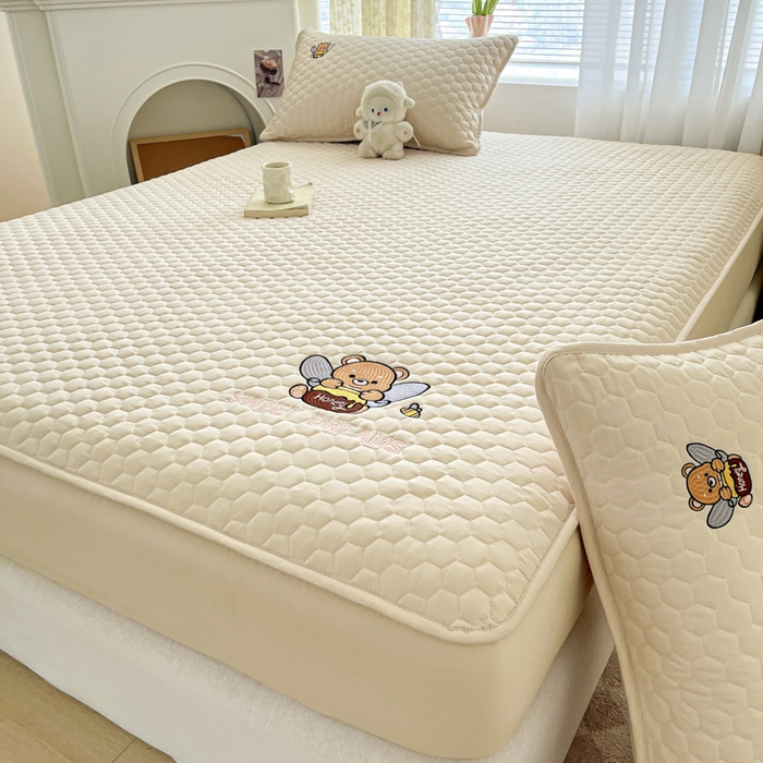 91家纺网 家纺一手货源 找家纺 九亭家纺 2024新款A类大豆刺绣夹棉床笠 蜜罐熊-奶油咖