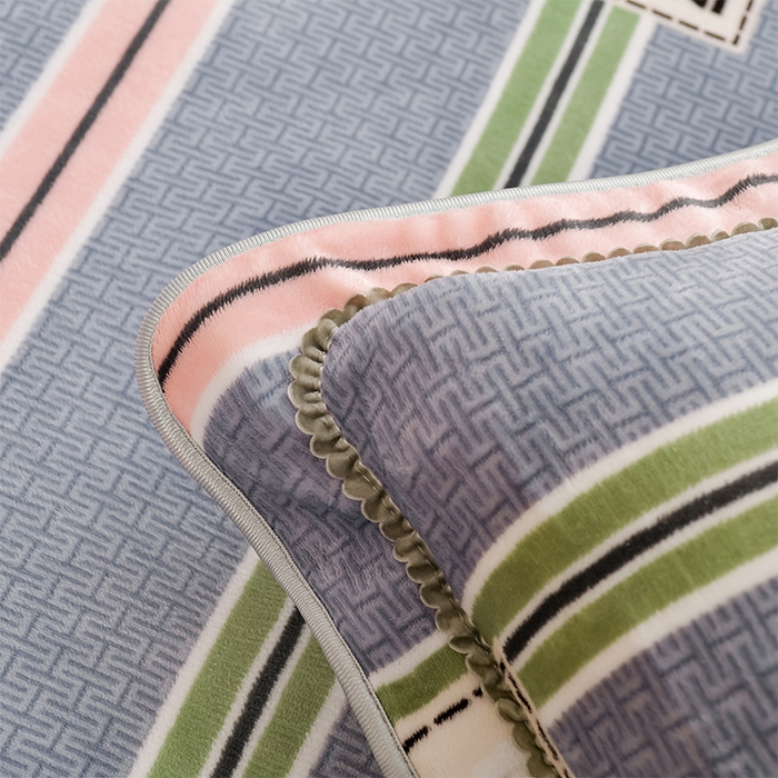 91家纺网 家纺一手货源 找家纺 爱洛家纺 2024新款高克重牛奶绒印花四件套 彩色条纹