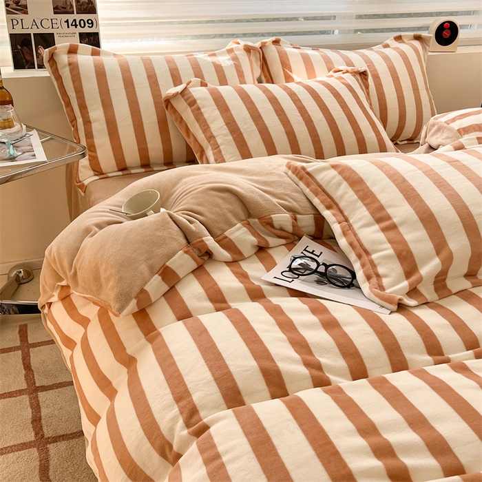 91家纺网 家纺一手货源 找家纺 启程家纺 2024新款无印风A类牛奶绒四件套 条纹-米驼