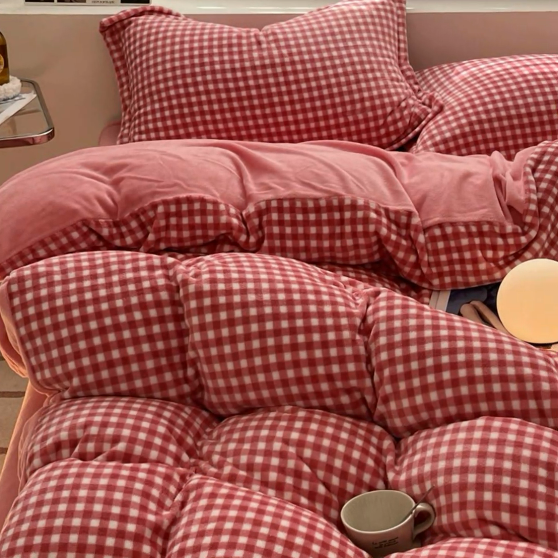 91家纺网 家纺一手货源 找家纺 启程家纺 2024新款无印风A类牛奶绒四件套 小格子-西瓜红