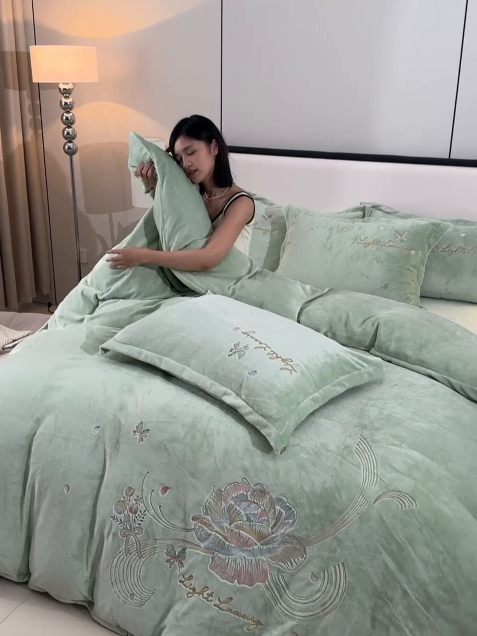 91家纺网 家纺一手货源 找家纺 绒小宣 2025新款高克重牛奶绒刺绣四件套 蝶恋花-木果绿