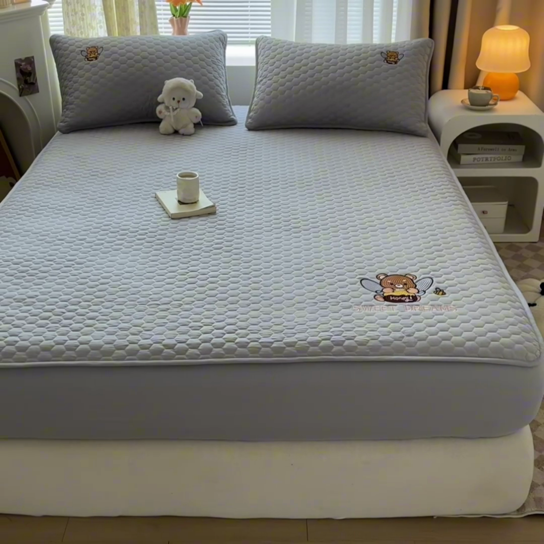 91家纺网 家纺一手货源 找家纺 九亭家纺 2024新款A类大豆刺绣夹棉床笠 蜜罐熊-浅灰