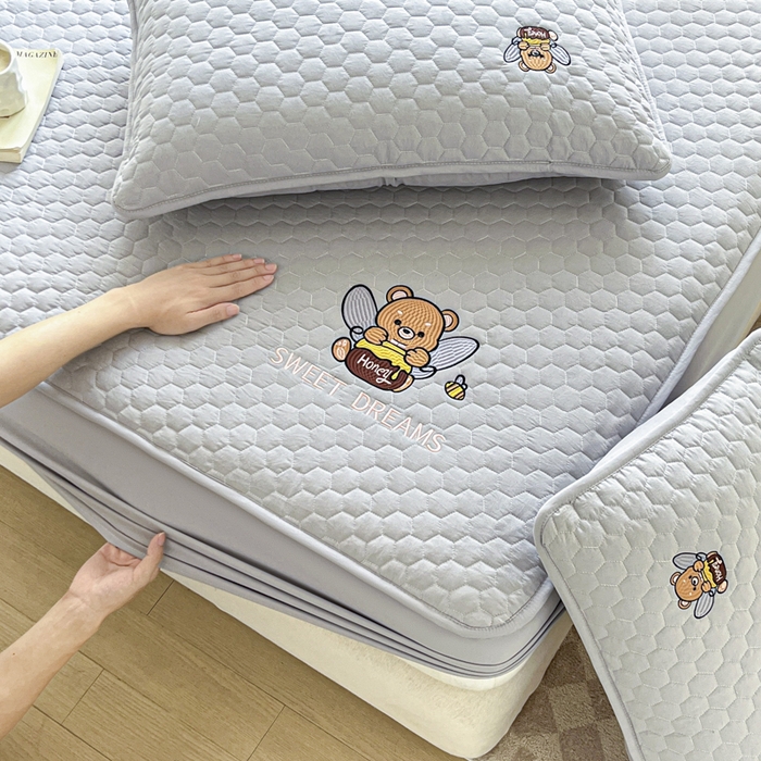 91家纺网 家纺一手货源 找家纺 九亭家纺 2024新款A类大豆刺绣夹棉床笠 蜜罐熊-浅灰