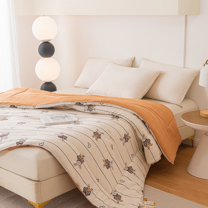 91家纺网 家纺一手货源 找家纺 爱宝被业 2024新款提花云纱棉印花被 时尚兔