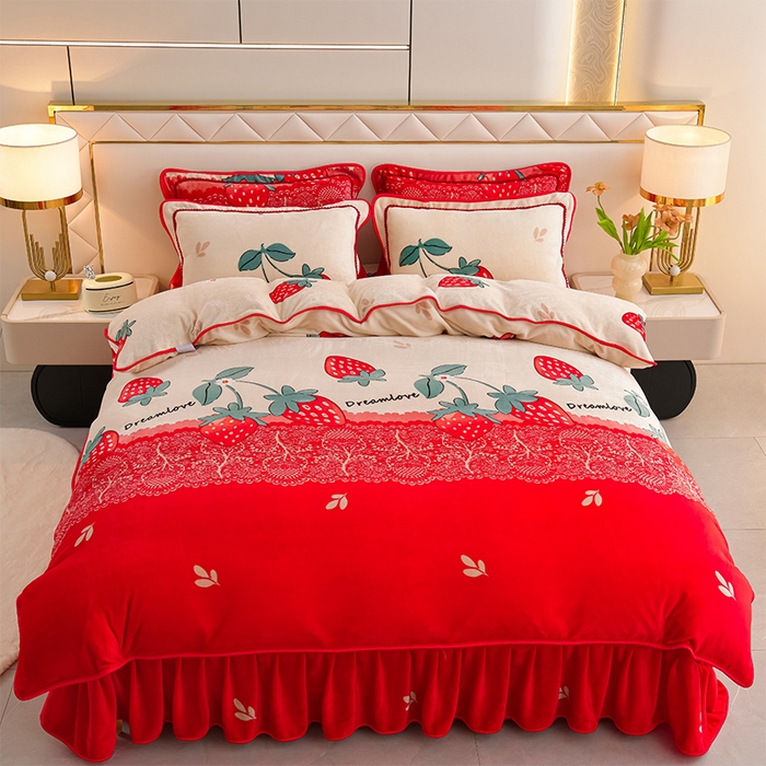 91家纺网 家纺一手货源 找家纺 爱洛家纺 2024新款高克重牛奶绒印花四件套 草莓物语