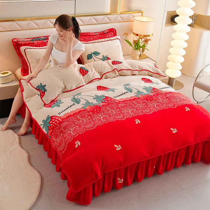 91家纺网 家纺一手货源 找家纺 爱洛家纺 2024新款高克重牛奶绒印花四件套 草莓物语