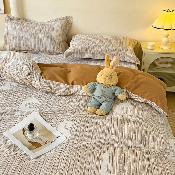 91家纺网 家纺一手货源 找家纺 2024新款全棉印花磨毛系列四件套 休闲字母