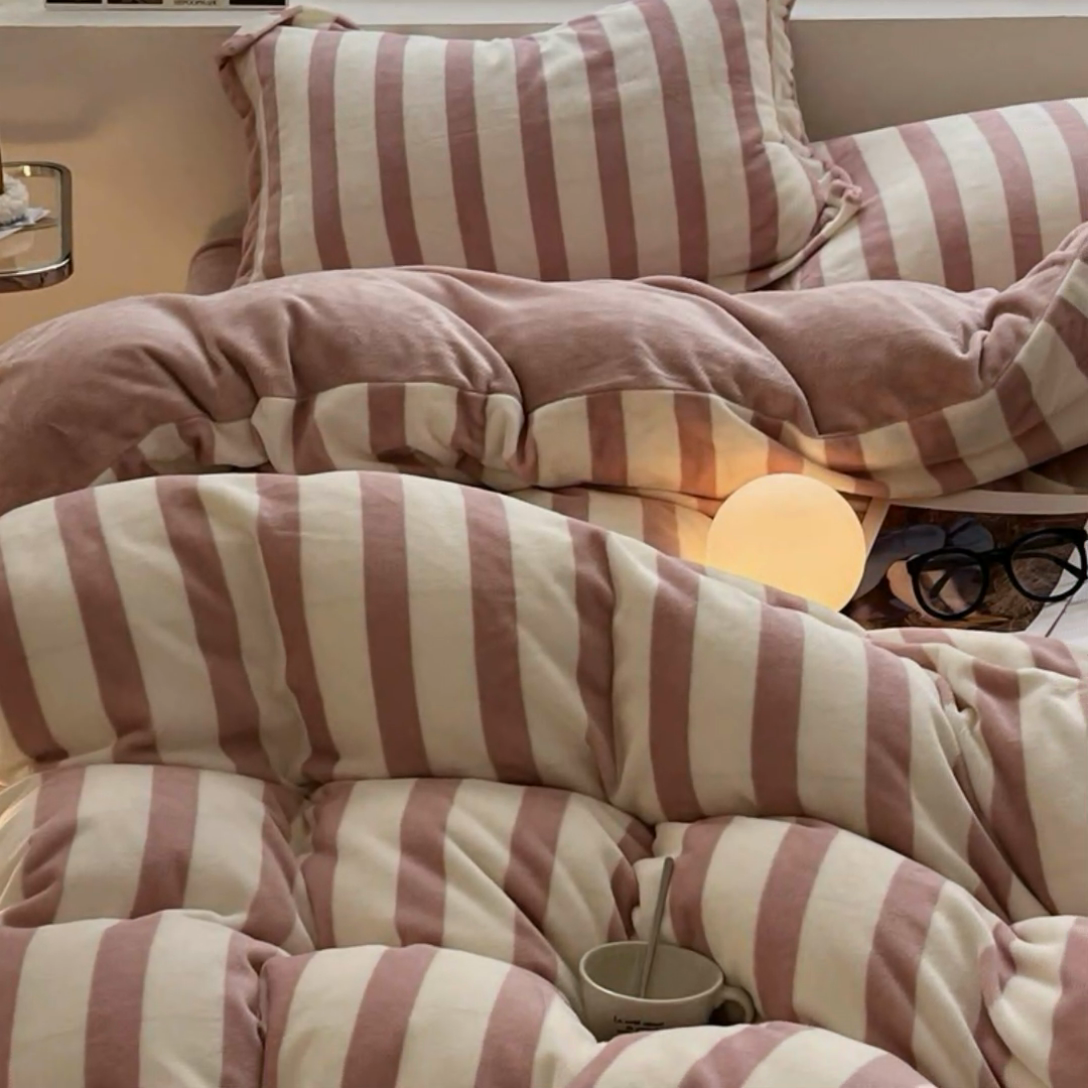 91家纺网 家纺一手货源 找家纺 启程家纺 2024新款无印风A类牛奶绒四件套 条纹-奶油粉