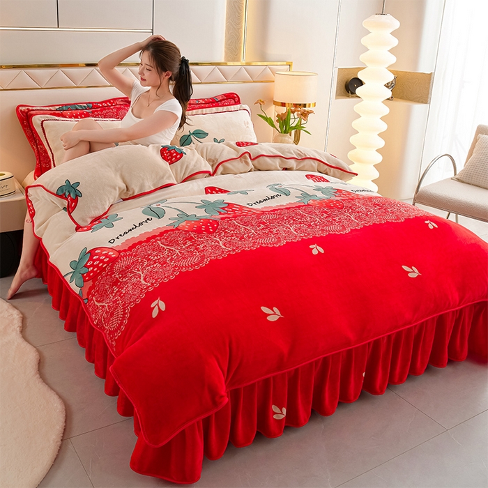 91家纺网 家纺一手货源 找家纺 爱洛家纺 2024新款高克重牛奶绒印花四件套 草莓物语