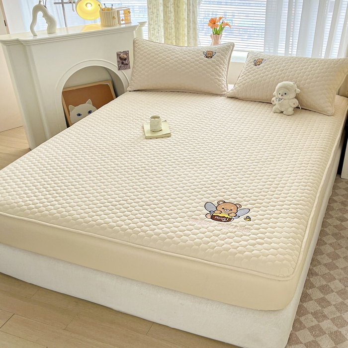 91家纺网 家纺一手货源 找家纺 九亭家纺 2024新款A类大豆刺绣夹棉床笠 蜜罐熊-奶油咖