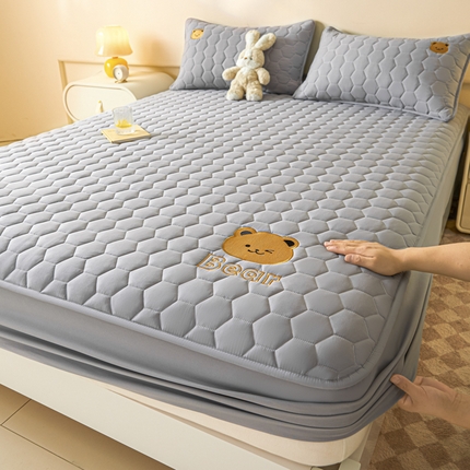 91家纺网 家纺一手货源 找家纺 九亭家纺 2024新款A类大豆刺绣夹棉床笠 可爱熊-浅灰