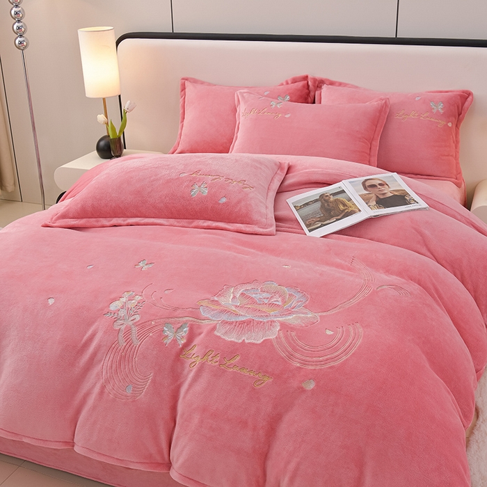 91家纺网 家纺一手货源 找家纺 绒小宣 2025新款高克重牛奶绒刺绣四件套 蝶恋花-芍药粉